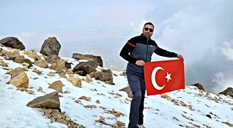 Düzce Üniversitesi öğretim üyesi Sacit, 4 bin 811 metrelik Savalan zirvesine ulaştı