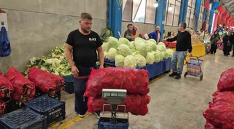 Düzceliler kışlık salça için pazara akın etti, salçalık biber 20 TL'den satılıyor