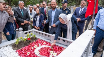 Edirne'de şehitler kabirleri başında anıldı