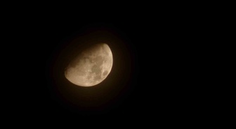 Elazığ'da gece gökyüzünde beliren yarım ay, görüntüsüyle vatandaşların ilgisini çekti