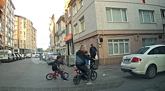 Eskişehir'de bisikletli çocuk ani dönüş yaptı, SUV sürücüsü frenle kazayı önledi