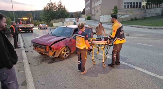 Eskişehir Odunpazarı'nda otomobil aydınlatma direğine çarptı, sürücü yaralandı