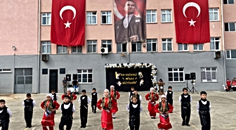 Espiye'de İlköğretim Haftası töreninde 4'üncü sınıflar yeni öğrencilere çiçek verdi