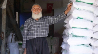 Gaziantep Oğuzeli'nde 84 yaşındaki Bekir İslamcan, 70 yıldır tuz öğütüyor