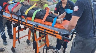 Hatay Altınözü Atayurdu'da devrilen traktörün altından 3 yaralı çıkarıldı