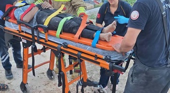 Hatay Altınözü'nde devrilen traktörün altından 3 yaralı çıkarıldı