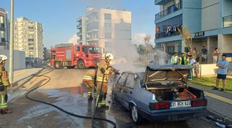 Hatay İskenderun'da park halindeki Tofaş'ın motoru alev aldı, araç kullanılmaz hale geldi