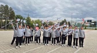 Hisarcık Anadolu İmam Hatip Lisesi 5. sınıf öğrencileri Gazze için uçurtma uçurdu