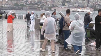 İstanbul'da sabah başlayan yağış Anadolu Yakası'nda günlük yaşamı olumsuz etkiledi