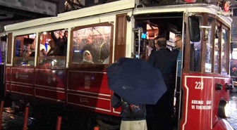 İstanbul'da sağanak hayatı zorladı, vatandaşlar metro ve tramvaya sığındı