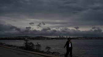 İstanbul'da yağmur öncesi gri bulutlar Tarihi Yarımada'da kartpostallık görüntü sundu