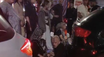 İstanbul Sultangazi'de 3 aracın çarpıştığı kazada 5 kişi yaralandı, hastaneye kaldırıldı