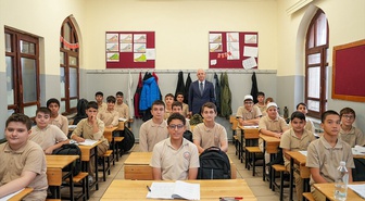 İstanbul Valisi Gül, Fatih'teki Fethiye İmam Hatip Ortaokulu'nda öğrencilerle buluştu