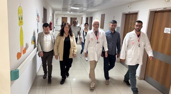 İYİ Partili Sunat, Manisa saldırısı sonrası yaralı öğrencileri hastanede ziyaret etti