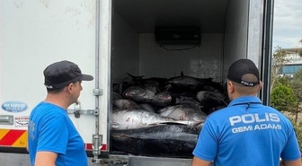İzmir Güzelbahçe'de 3 ton orkinos ele geçirildi, 2 kişi hakkında işlem başlatıldı.