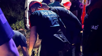 Kahramanmaraş Onikişubat'ta bataklığa saplanan yaşlı adamı ekipler halatla kurtardı