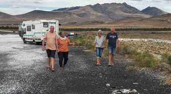 Karavanlı Alman turistler Konya Karapınar'da Meke ve Acıgöl'de kamp yaptı
