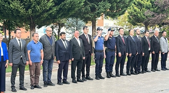 Kargı'da İlköğretim Haftası dolayısıyla Atatürk Anıtı'na çelenk sunuldu