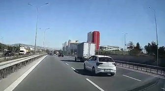 Kocaeli Çayırova'da makas atan kamyonet sürücüsü, kamerada araçları tehlikeye attı