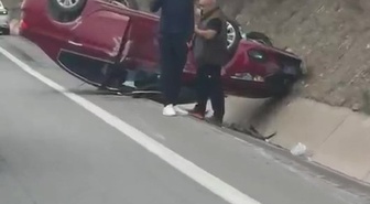 Kocaeli Körfez'de D-100 Hereke mevkisinde takla atan otomobil çekiciyle kaldırıldı