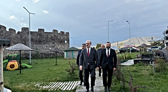 Kültür ve Turizm Bakan Yardımcısı Çam, Ardahan'da kale ve kongre binasını gezdi