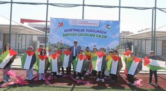 Kütahya'da öğrenciler Gazze için uçurtma uçurdu, Milli Eğitim Müdürü de katıldı