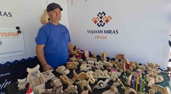 Kütahya'da sanatçı İrfan Uğurlu, 25 yıllık el sanatını ahşap oyuncağa dönüştürüyor