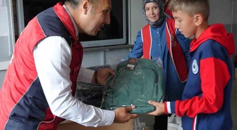 Kütahya Vakıflar Bölge Müdürlüğü Kızılcaören Köyü Okullarına eğitim materyali dağıttı