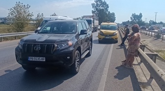 Manavgat'ta 3 araçlı zincirleme kazada yaralanan olmadı, uzun araç kuyruğu oluştu