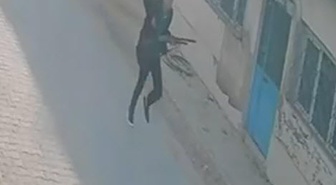 Manisa Turgutlu'da okul önünde av tüfeğiyle ateş açan şüpheli kamerada görüntülendi