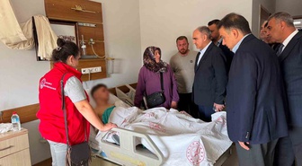 Manisa Valisi Özkan, Turgutlu'daki saldırıda yaralanan 8 öğrenciyi ziyaret etti
