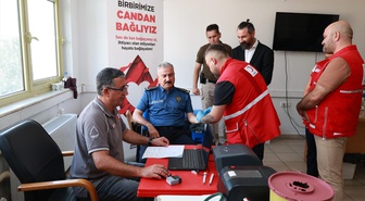 Mersin İl Emniyet Müdürü Aktaş, polis ekipleriyle Kızılay'a kan bağışı yaptı