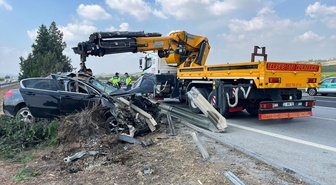 Mersin Tarsus'ta refüje çarpan otomobilin sürücüsü yaşamını yitirdi