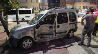 Niğde'de hafif ticari araç, motosiklet ve panelvan araca çarptı, 3 sürücü yaralandı