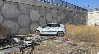 Niğde'de otomobil üst geçitten düştü, sürücüsü hastaneye kaldırıldı.