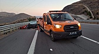Niğde Ulukışla'da otomobil Karayolları aracına çarptı; 1 kişi öldü, 3 kişi yaralandı.