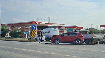 Samsun Bafra'da iki araç çarpıştı, Samsun-Sinop yolunda 3 kişi yaralandı