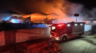 Samsun Bafra'da saman depolarında yangın, 5 bin balya için müdahale sürüyor