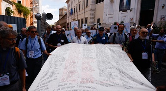 Soykırıma Karşı Rahipler, Roma'da 300 çocuk için Vatikan yakınında yürüdü