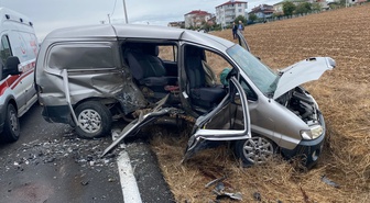 Tekirdağ Kapaklı'da otomobil ile minibüs çarpıştı, 2'si çocuk 6 kişi yaralandı