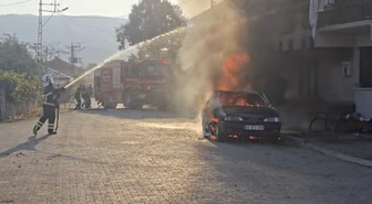 Tokat Niksar'da park halindeki otomobil yandı, balkondaki çamaşırlar tutuştu