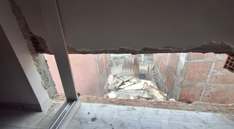 Zeytinburnu'nda kentsel dönüşüm kabusu! Yıkım bitişik apartmanın duvarlarını indirdi, çocuk 5 dakikayla kurtuldu