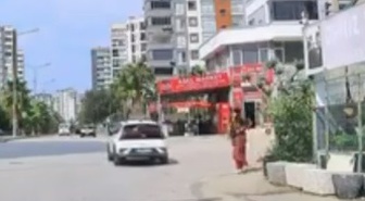 Adana'da el freni çekilmeyen otomobil kaldırımdaki yayayı ezmeden başka araca çarptı