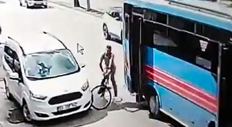 Adana'da otobüsün açık kapısı bisikletliye çarptı! Şoför durmadan yoluna devam etti