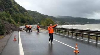 Alaplı'da yağış sonrası Akçakoca yolu heyelandan etkilendi, ulaşım kısa süreli aksadı