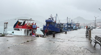 Amasra'da kuvvetli rüzgar nedeniyle tekneler denize açılamadı, dalga 2 metreye ulaştı