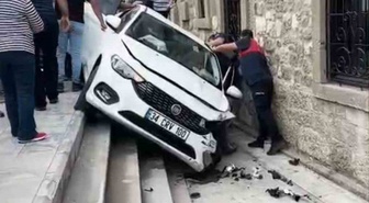 Amasra'da otomobil müzenin merdivenlerinden düştü, araçta sıkışan kadın kurtarıldı