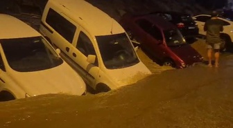 Ankara'da sağanak hayatı olumsuz etkiledi: Keçiören'de çöken yol araçları yuttu