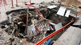 Ankara Keçiören'de sel sonrası yolda çöküntü, yaklaşık 15 otomobil çukura saplandı