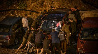 Ankara Keçiören'deki Gülgün Sokağı'nda selden çöken yolda çok sayıda araç hasar gördü